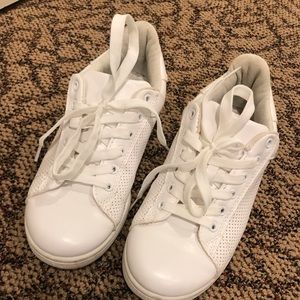 White Shoes ⭐️⭐️⭐️⭐️